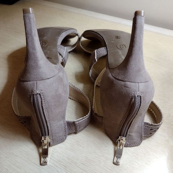 Liz Claiborne 8 Wide Tan Faux Suede Cross-Strap Gold Zip Stilettoes - Picture 7 of 8